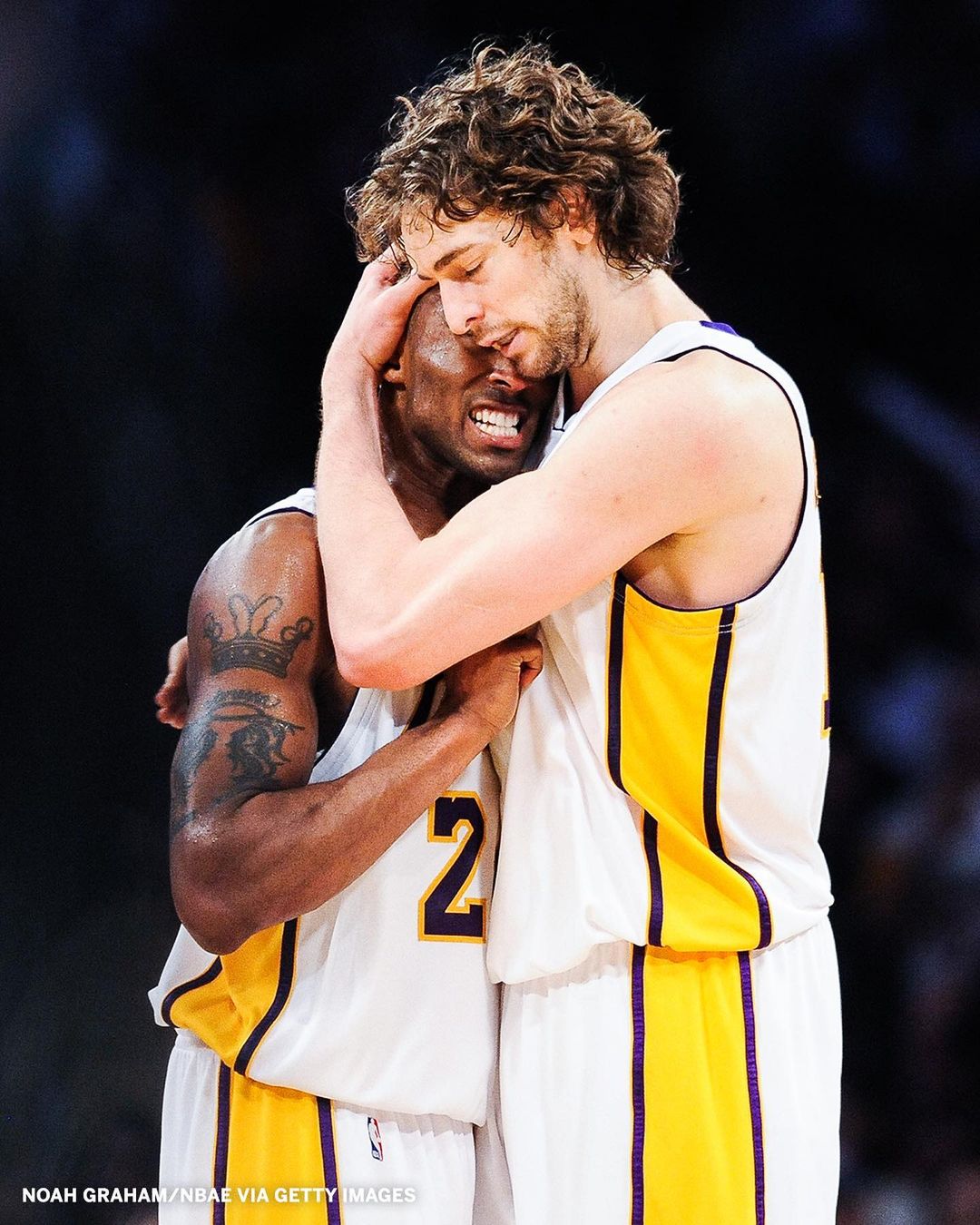 在 Kobe 旁邊感動落淚！湖人正式退役 Pau Gasol 16 號球衣，追憶老大：我和他是無法分割的！