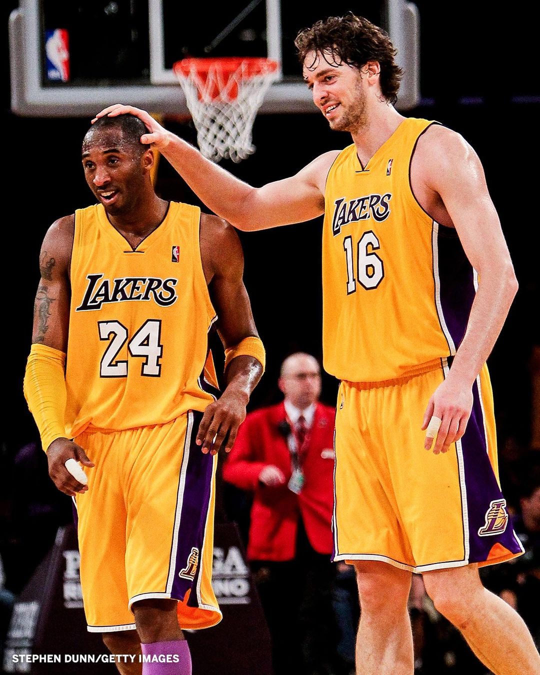 在 Kobe 旁邊感動落淚！湖人正式退役 Pau Gasol 16 號球衣，追憶老大：我和他是無法分割的！