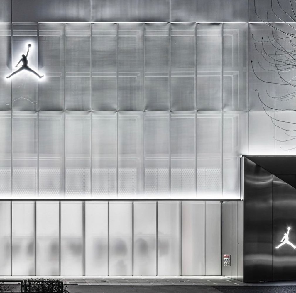 歡慶東京全新 Jordan 店鋪開幕！Travis Scott 上腳最新倒勾現身開唱，「超人力霸王」造型引網友討論！