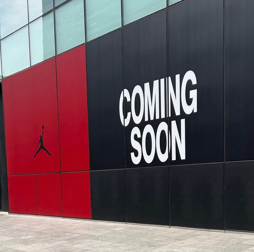 歡慶東京全新 Jordan 店鋪開幕！Travis Scott 上腳最新倒勾現身開唱，「超人力霸王」造型引網友討論！