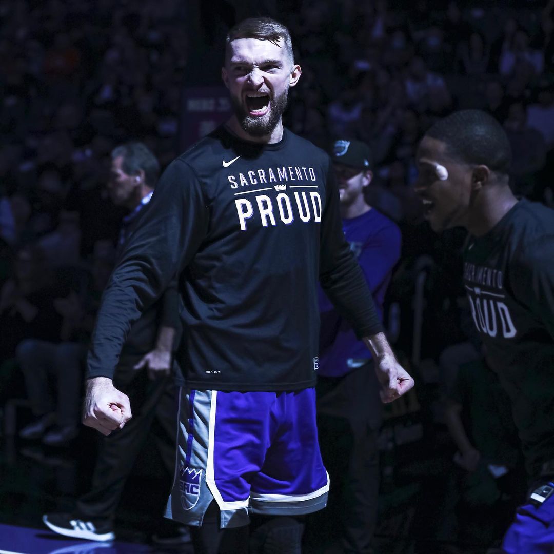 國王迷普天同慶！NBA 國王隊睽違 16 年闖進季後賽，上一次連哀鳳都還沒問世！