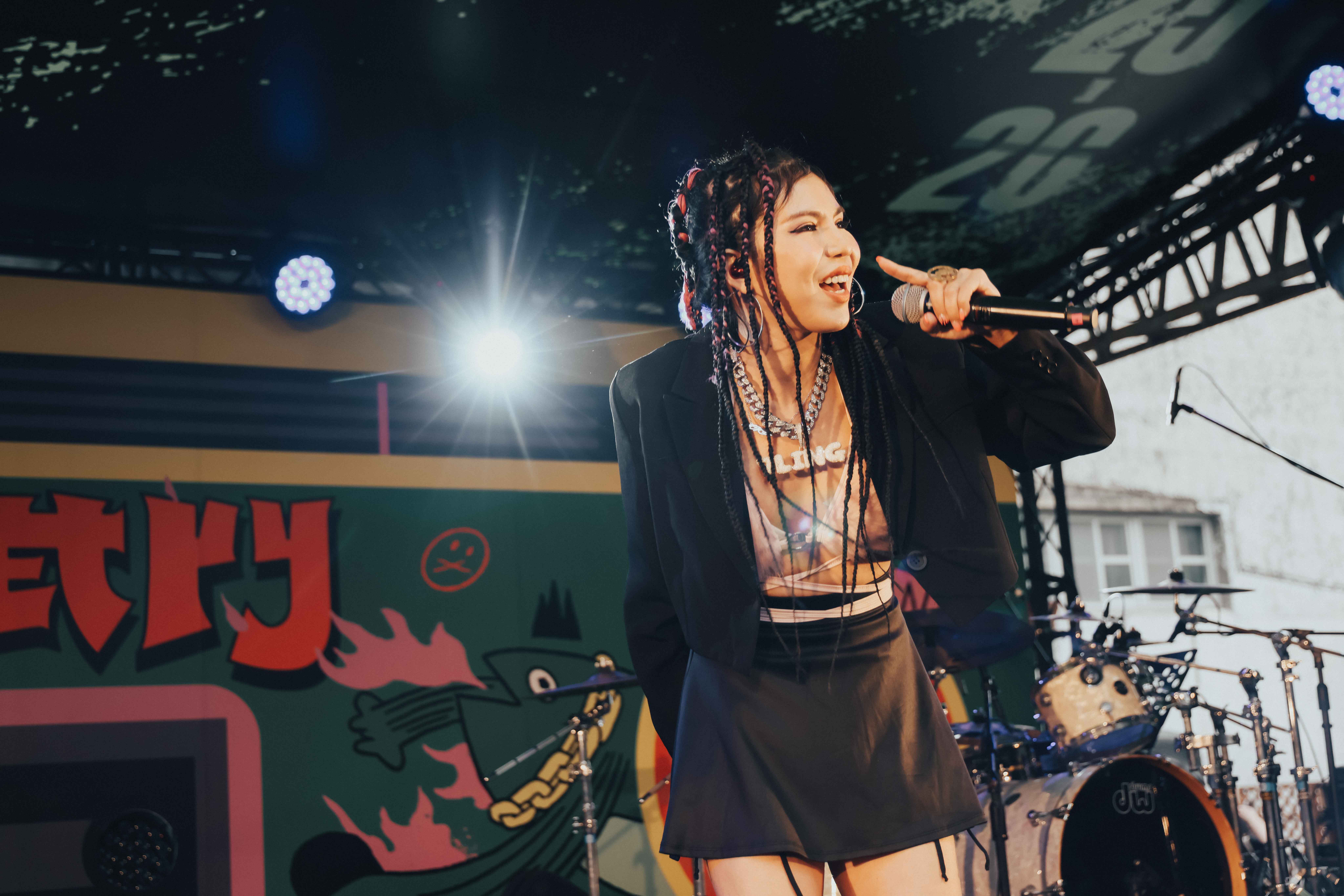 「就算心碎了，還是要好好愛自己」嘻哈雙棲歌手 7LING 最新爵士嘻哈作品〈心碎情人節〉正式亮相