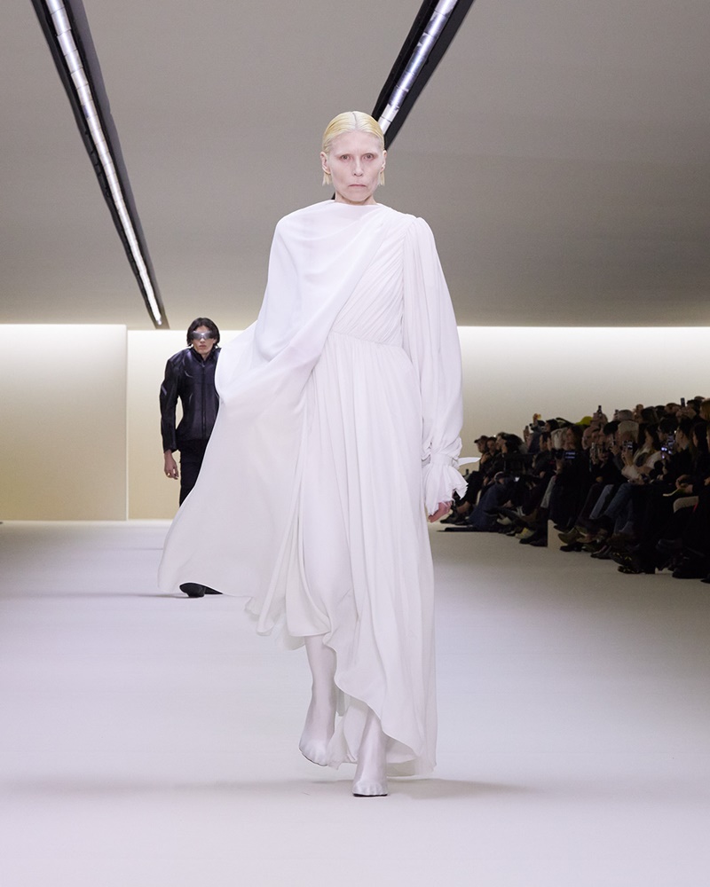 楊丞琳現身現場！ 回顧 Balenciaga 2023 冬季大秀，可愛教主變成暗黑教主！