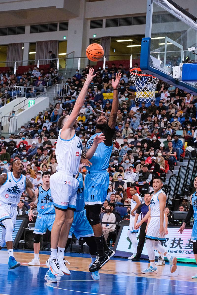 名人穿啥｜T1 聯盟明星賽球星「戰靴」直擊！MVP「魔獸」Dwight Howard 選擇上腳「這雙」經典簽名鞋