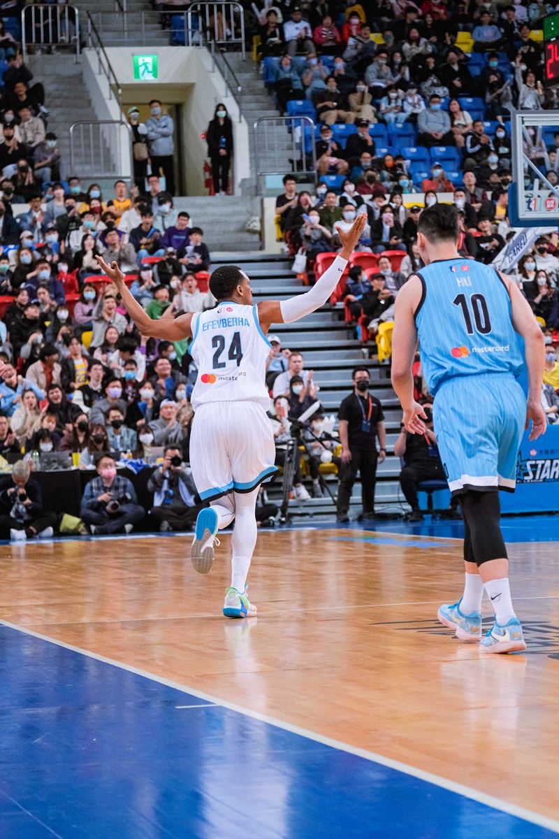 名人穿啥｜T1 聯盟明星賽球星「戰靴」直擊！MVP「魔獸」Dwight Howard 選擇上腳「這雙」經典簽名鞋