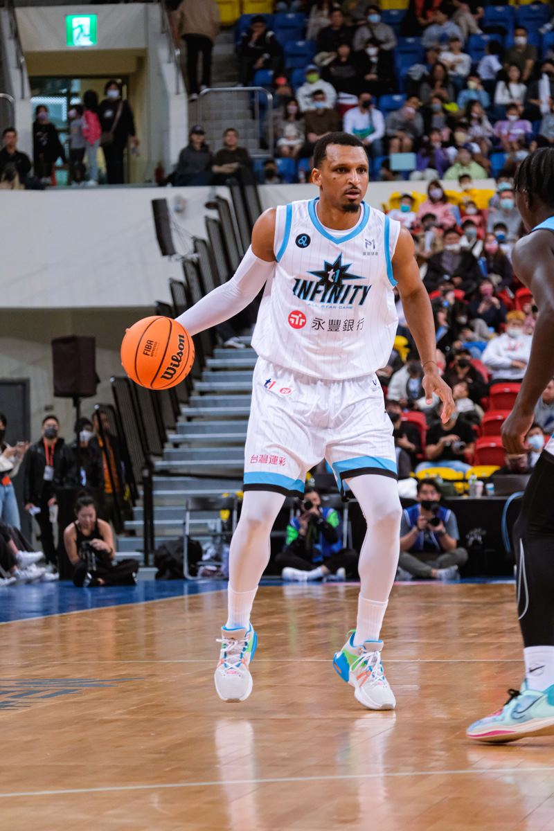 名人穿啥｜T1 聯盟明星賽球星「戰靴」直擊！MVP「魔獸」Dwight Howard 選擇上腳「這雙」經典簽名鞋