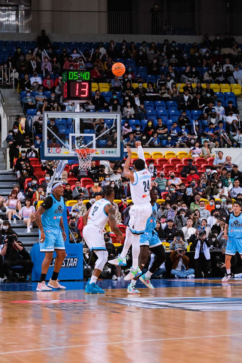 名人穿啥｜T1 聯盟明星賽球星「戰靴」直擊！MVP「魔獸」Dwight Howard 選擇上腳「這雙」經典簽名鞋