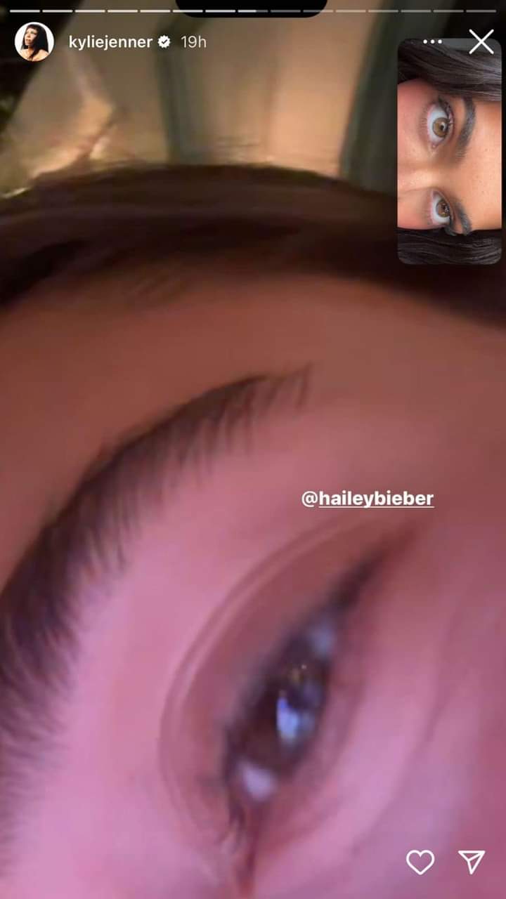 Kylie Jenner 貼出眉毛文，挨轟在霸凌 Selena Gomez 。（圖： IG  ）