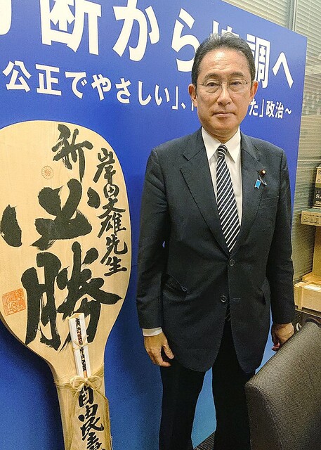 日本首相岸田文雄造訪烏克蘭被網友發現疑似帶著國民零食美味棒