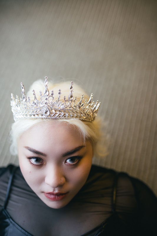 「不再陷入謊言的迴圈，要創造自己的能量！」騷靈女聲  Naa高娜娜 釋出全新單曲〈Get On Your Knees〉