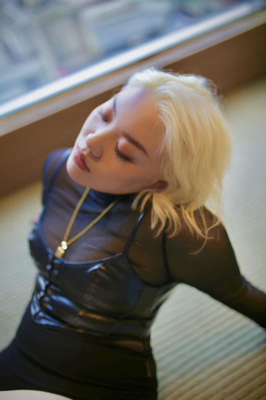 「不再陷入謊言的迴圈，要創造自己的能量！」騷靈女聲  Naa高娜娜 釋出全新單曲〈Get On Your Knees〉