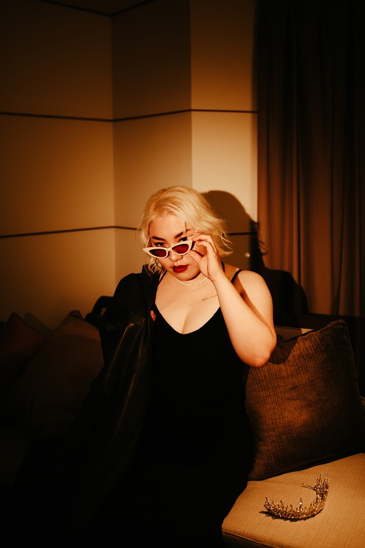 「不再陷入謊言的迴圈，要創造自己的能量！」騷靈女聲  Naa高娜娜 釋出全新單曲〈Get On Your Knees〉