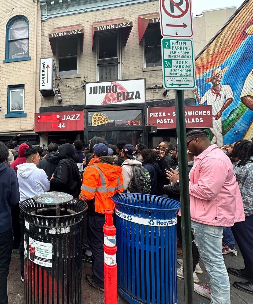 採「先到先買」販售卻悲劇！美國店鋪發售 Nike SB x Air Jordan 4 竟發生暴動，失控場面引警方到場關注！