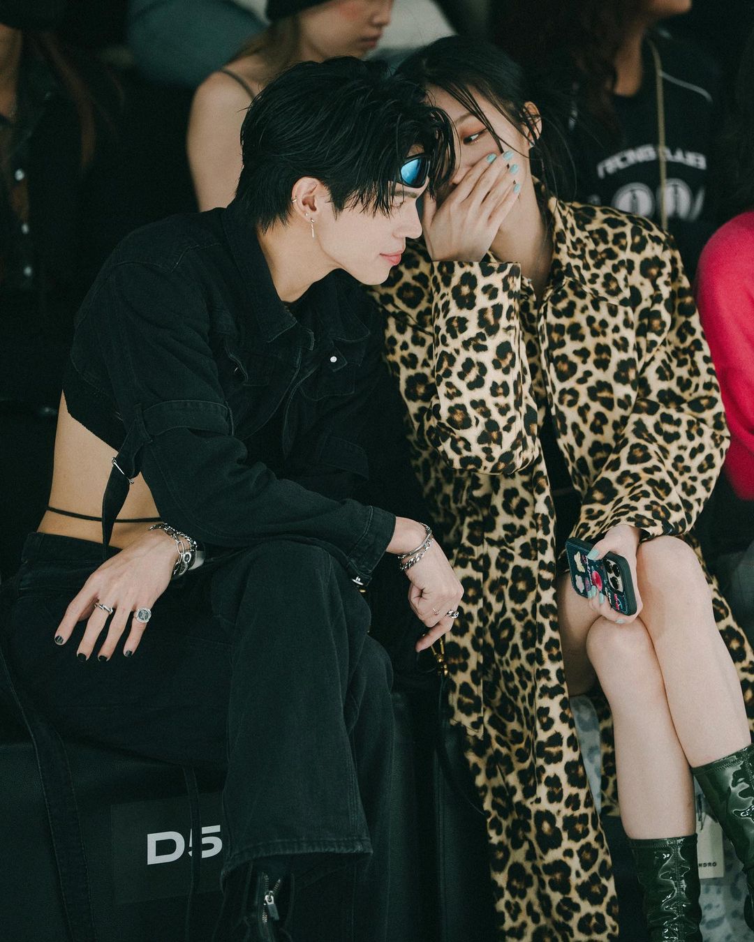 注意看，這男人太狠了！新銳歌手 KIRE 在淘寶花 990 元治裝參加時裝週　網狂讚：穿帥真的不用花大錢！