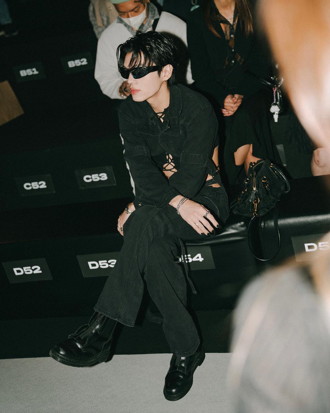 注意看，這男人太狠了！新銳歌手 KIRE 在淘寶花 990 元治裝參加時裝週　網狂讚：穿帥真的不用花大錢！