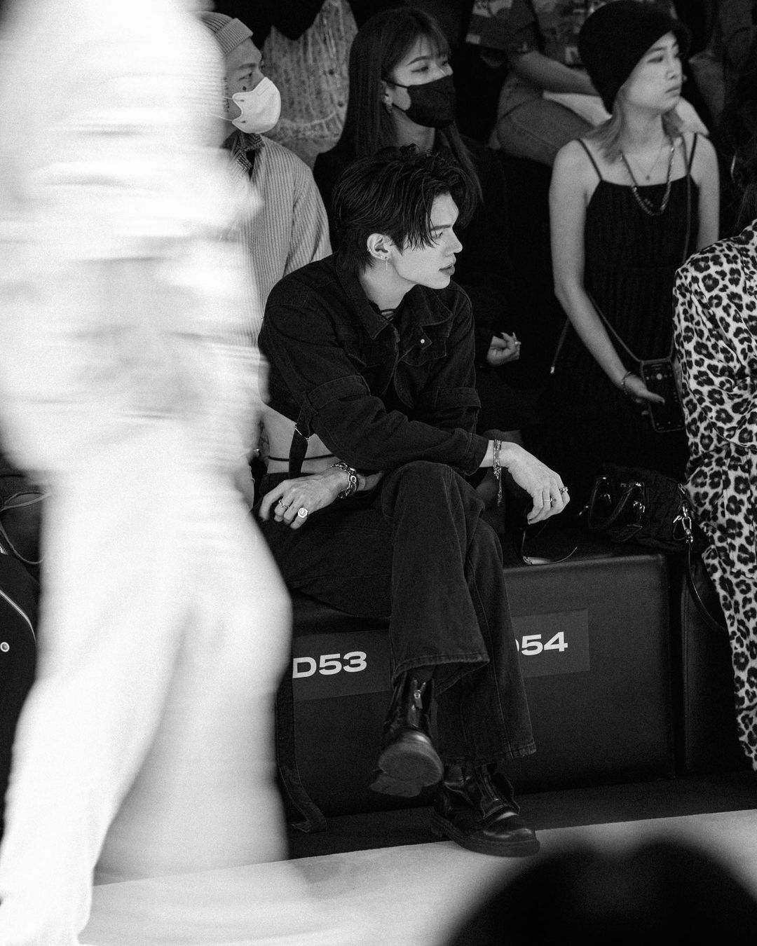 注意看，這男人太狠了！新銳歌手 KIRE 在淘寶花 990 元治裝參加時裝週　網狂讚：穿帥真的不用花大錢！