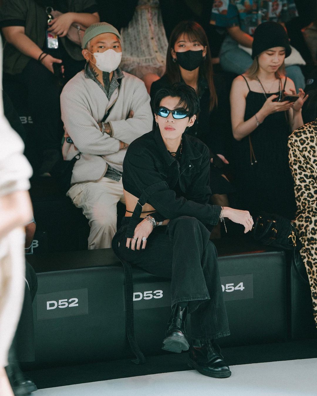 注意看，這男人太狠了！新銳歌手 KIRE 在淘寶花 990 元治裝參加時裝週　網狂讚：穿帥真的不用花大錢！