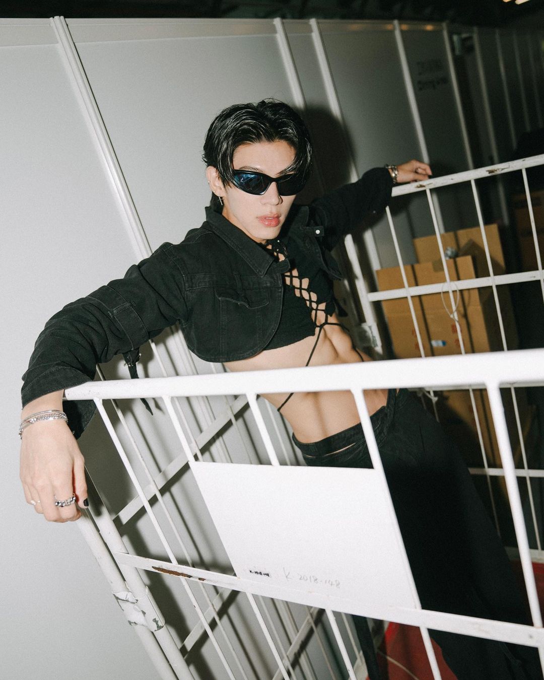 注意看，這男人太狠了！新銳歌手 KIRE 在淘寶花 990 元治裝參加時裝週　網狂讚：穿帥真的不用花大錢！