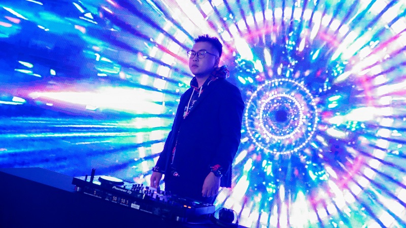 攜手 米亞若、GINO 獻聲！電音唱作人 DAPUN 新作〈有你陪〉正式發行，其中竟還隱藏驚喜彩蛋