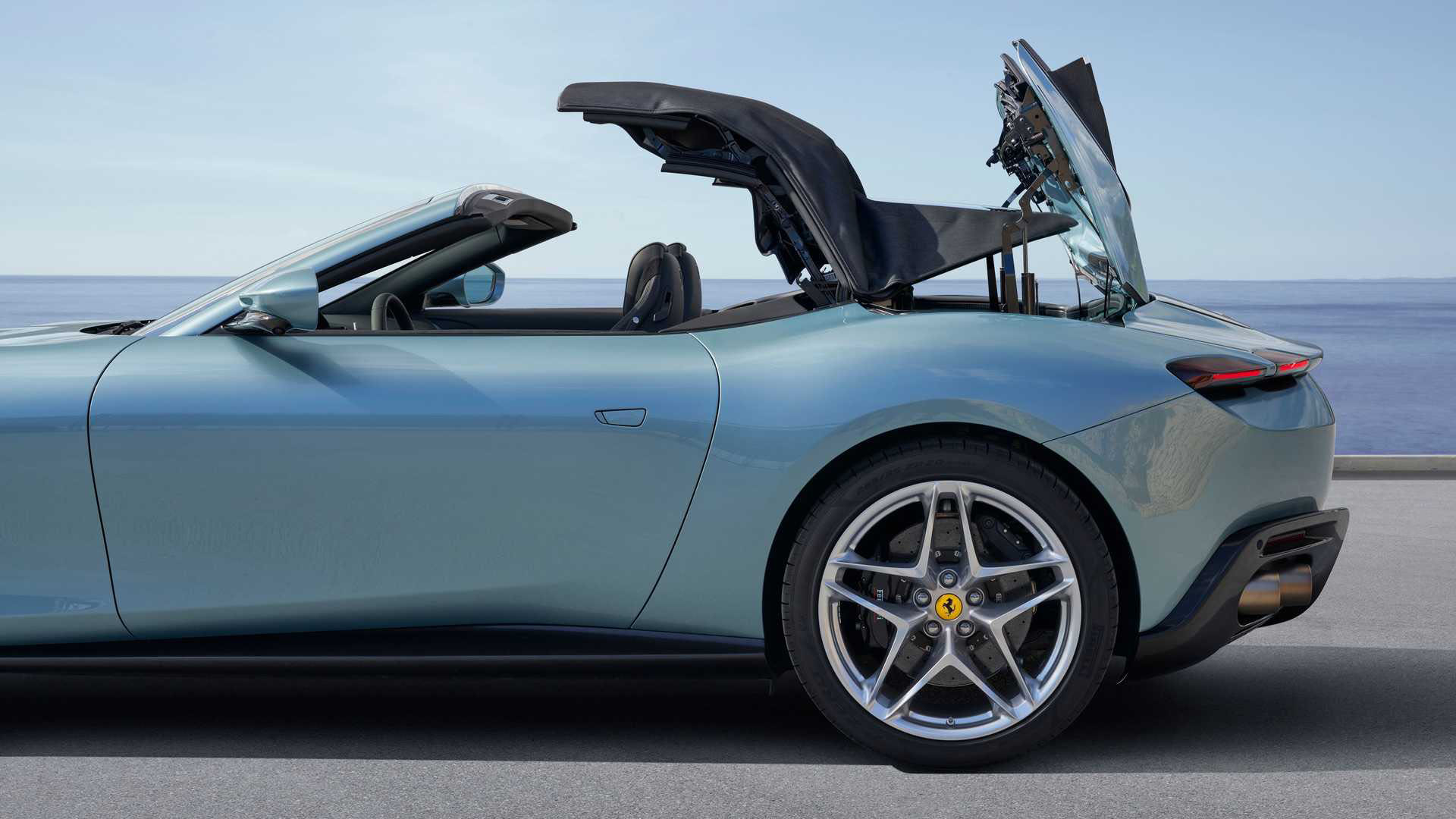 Ferrari Roma Spider-1