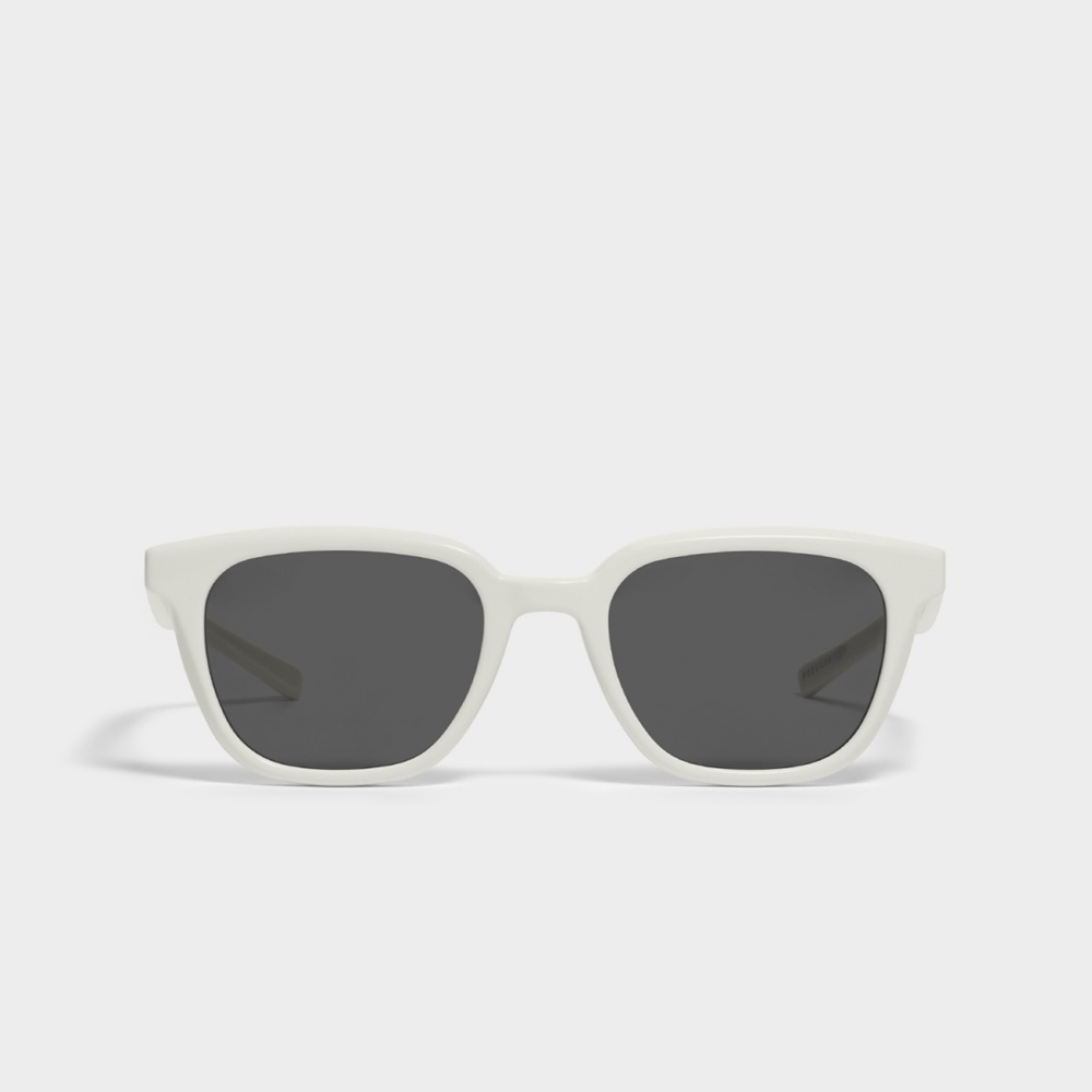 台灣販售資訊｜海外秒殺！ Maison Margiela x Gentle Monster 聯乘限量登台，眼鏡袋就是雲朵手拿包！