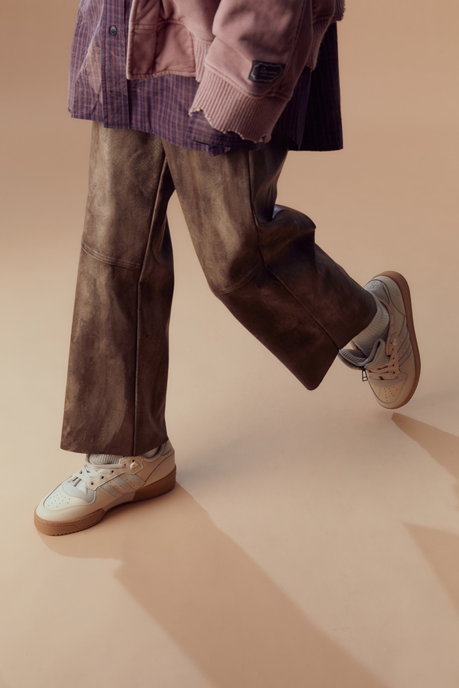 台灣販售預告｜毛衣結合球鞋太狂！復古感爆棚 KIKS x adidas Originals Rivalry Low 正式登場