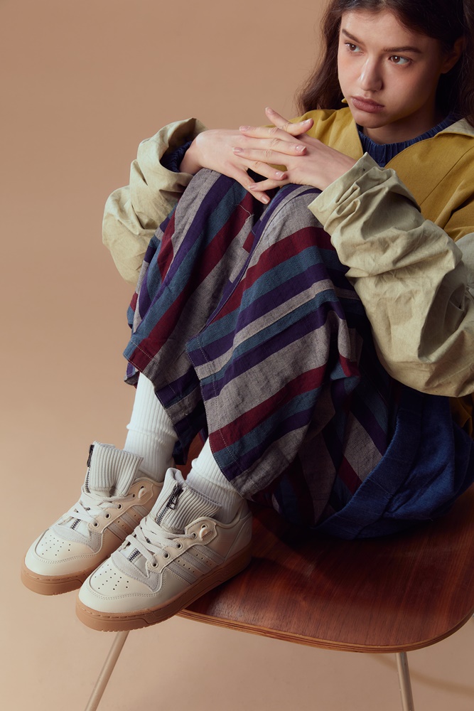 台灣販售預告｜毛衣結合球鞋太狂！復古感爆棚 KIKS x adidas Originals Rivalry Low 正式登場