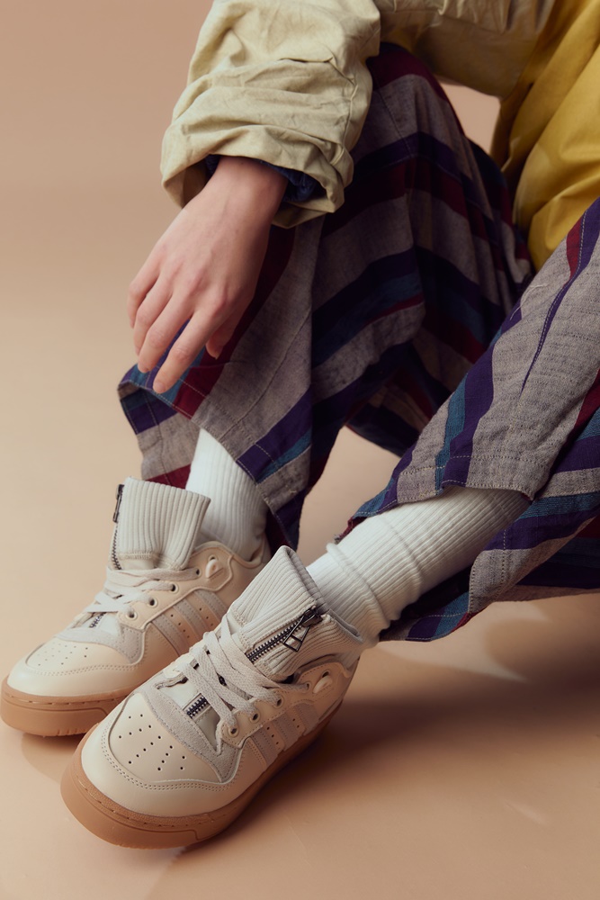 台灣販售預告｜毛衣結合球鞋太狂！復古感爆棚 KIKS x adidas Originals Rivalry Low 正式登場