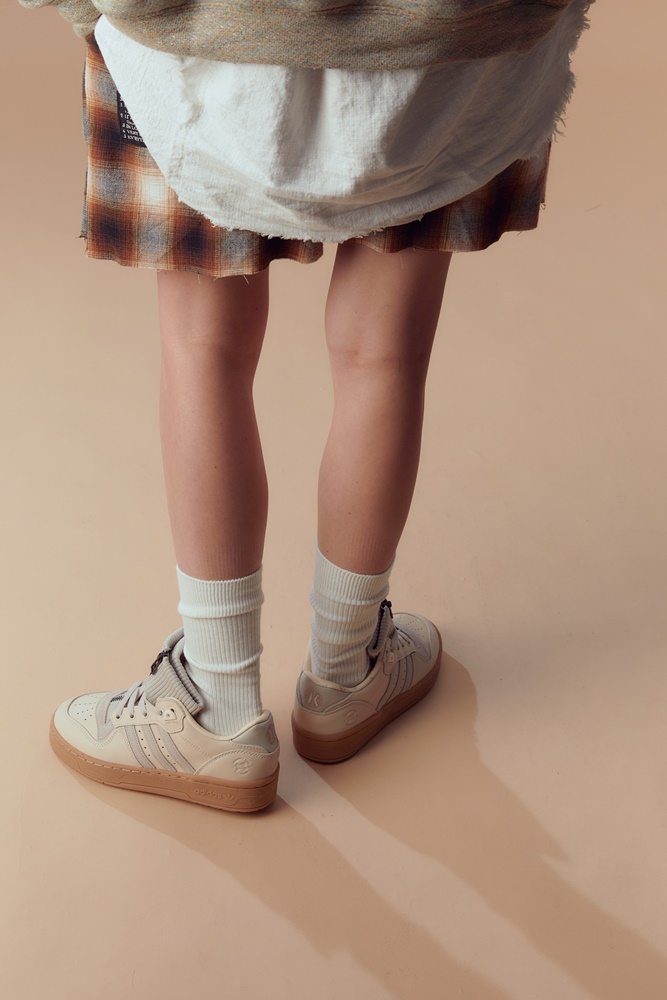 台灣販售預告｜毛衣結合球鞋太狂！復古感爆棚 KIKS x adidas Originals Rivalry Low 正式登場