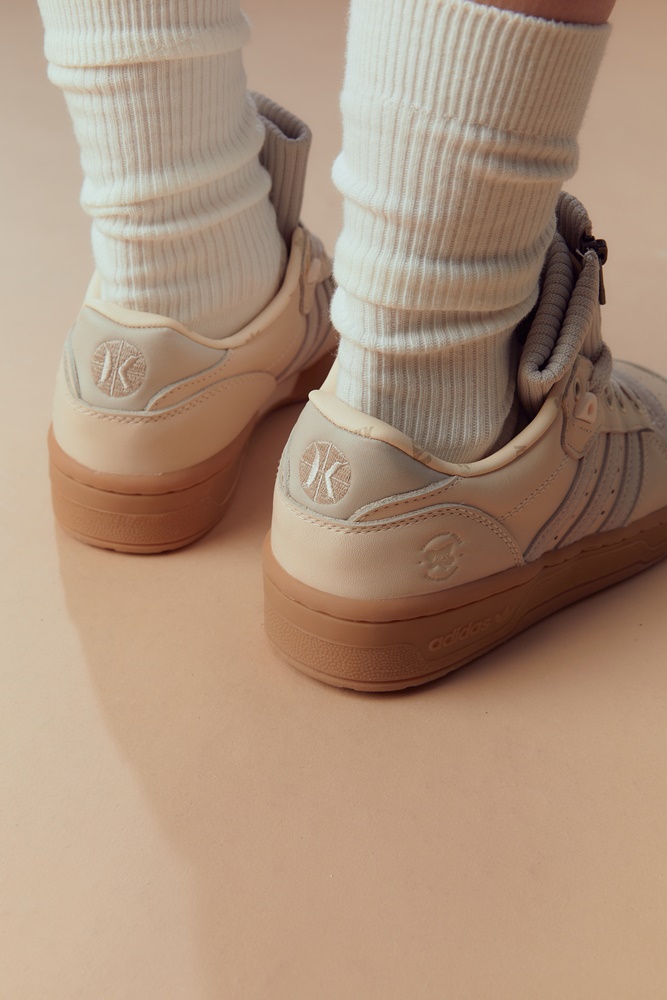 台灣販售預告｜毛衣結合球鞋太狂！復古感爆棚 KIKS x adidas Originals Rivalry Low 正式登場