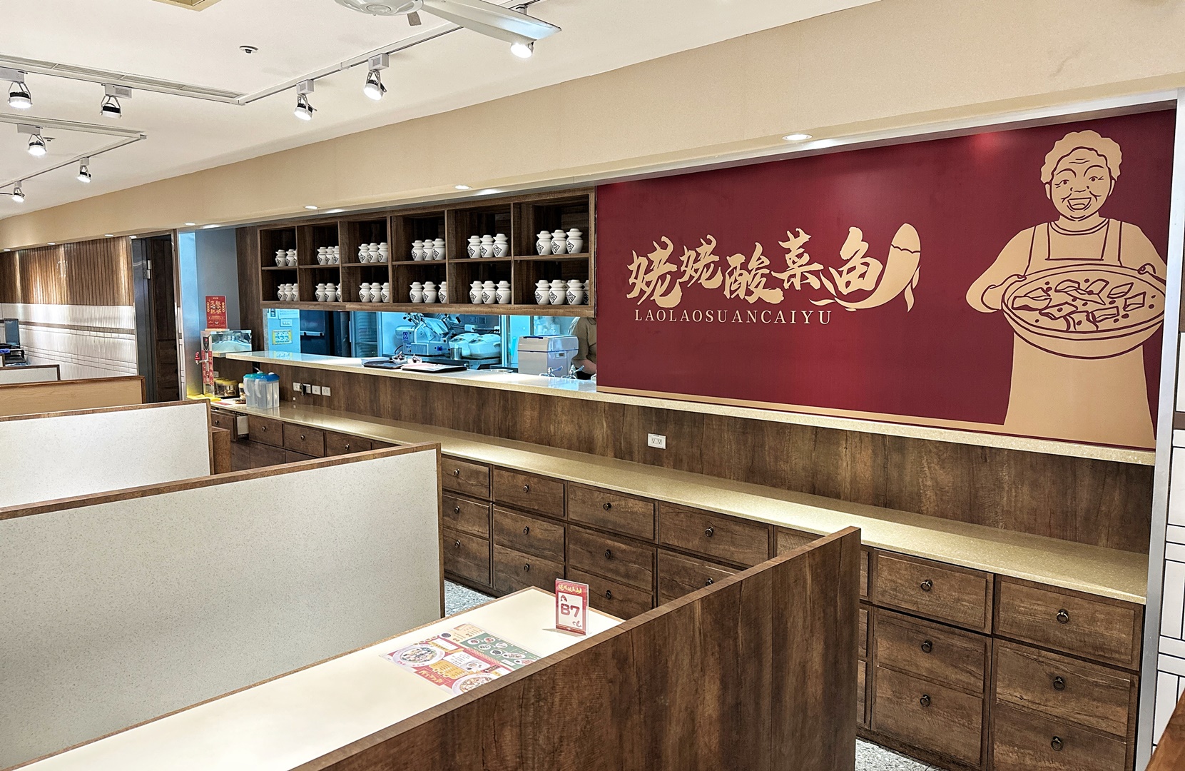 一人獨享酸菜魚！姥姥酸菜魚插旗微風北車，酸爽香麻層次豐富，特色小菜也好吃