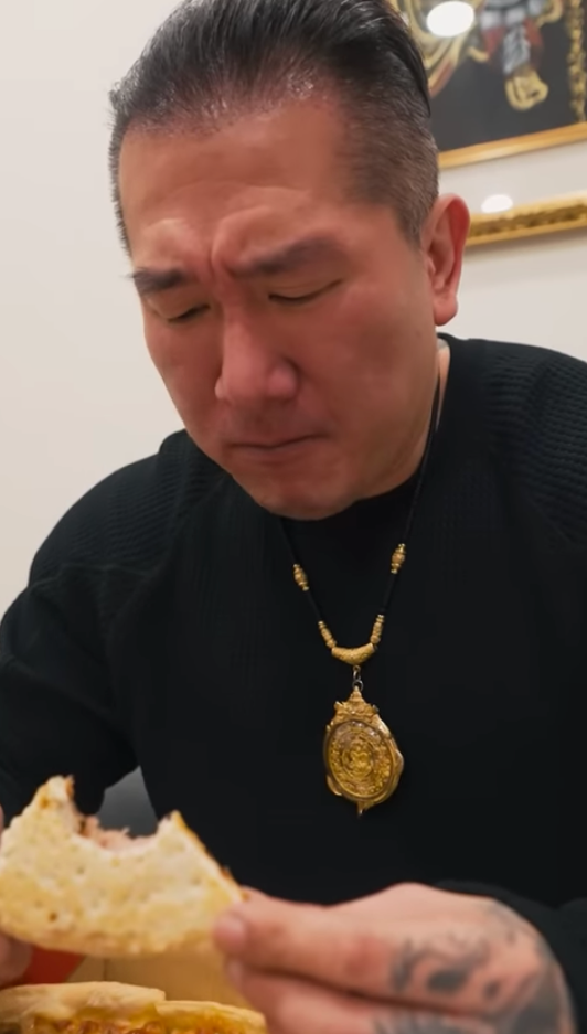 館長試吃必勝客「肉圓披薩」超生動表情與評論逗樂網友：越來越幽默了橙汁汗