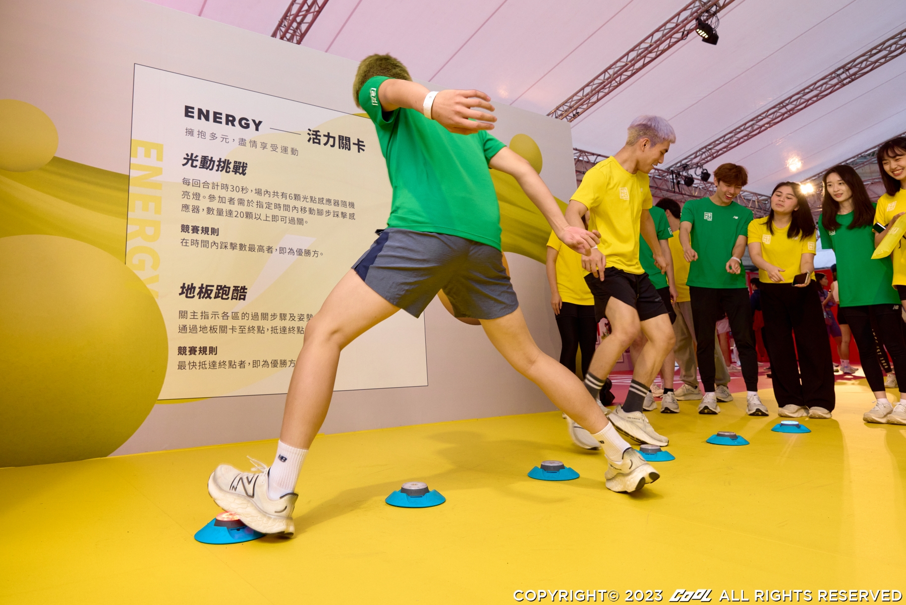 誰說運動不能既專業又有趣？New Balance 期間限定「Run your way跑動基地」讓陳庭妮、紀卜心都跑起來了！穿上全新神鞋Fresh Foam X More v4挑戰完美闖關通通給你！