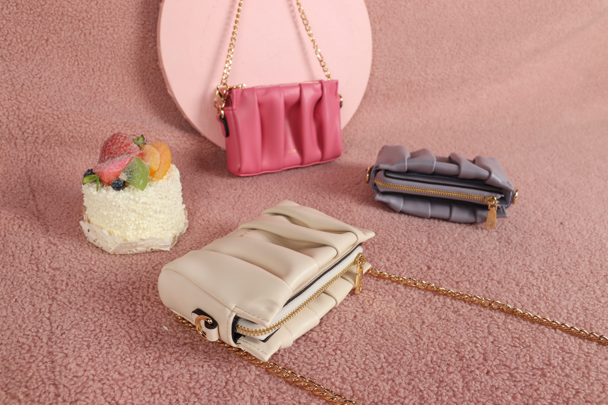 就是愛耍「廢」！時尚品牌S’AIME推出全台首個小廢包品牌S’AIME MINI  多款熱銷商品集體縮小裝可愛 整面小廢包牆完美女生們的耍廢宇宙！