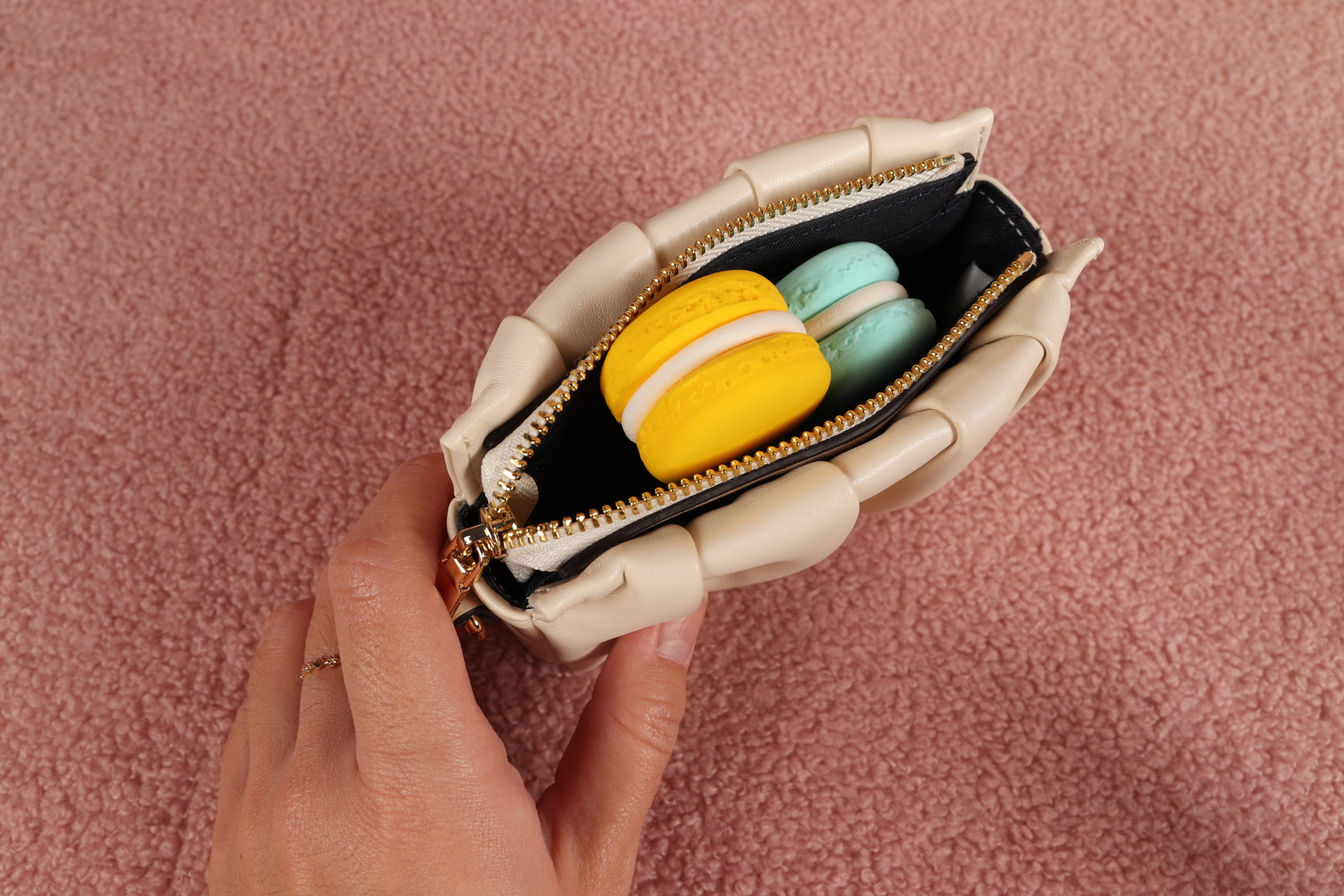 就是愛耍「廢」！時尚品牌S’AIME推出全台首個小廢包品牌S’AIME MINI  多款熱銷商品集體縮小裝可愛 整面小廢包牆完美女生們的耍廢宇宙！