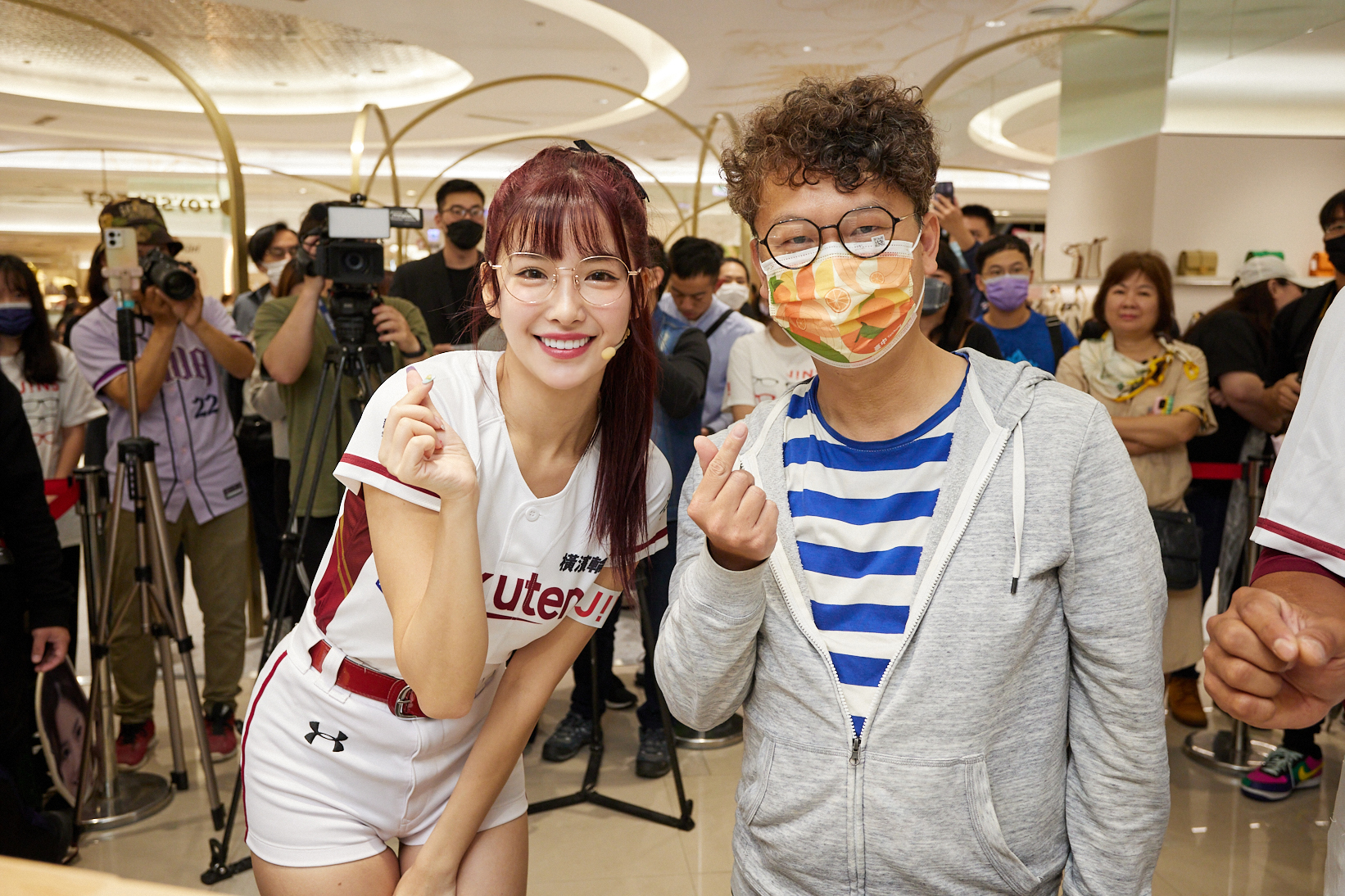 JINS板橋大遠百店回來了!  原樓層全新風貌迎接舊雨新知       樂天女孩「電眼甜心」菲菲任一日店長 嗨秀熱舞慶開幕