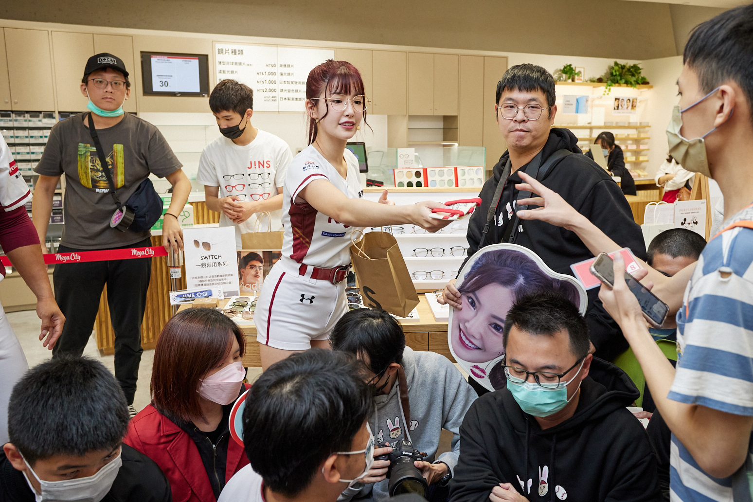 JINS板橋大遠百店回來了!  原樓層全新風貌迎接舊雨新知       樂天女孩「電眼甜心」菲菲任一日店長 嗨秀熱舞慶開幕