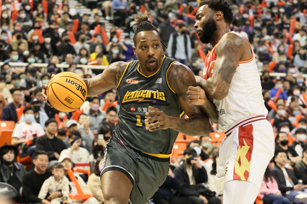 恐再看不到魔獸出賽？Dwight Howard 膝蓋不適缺席獵鷹之戰，雲豹季後賽關鍵一戰拉警報！