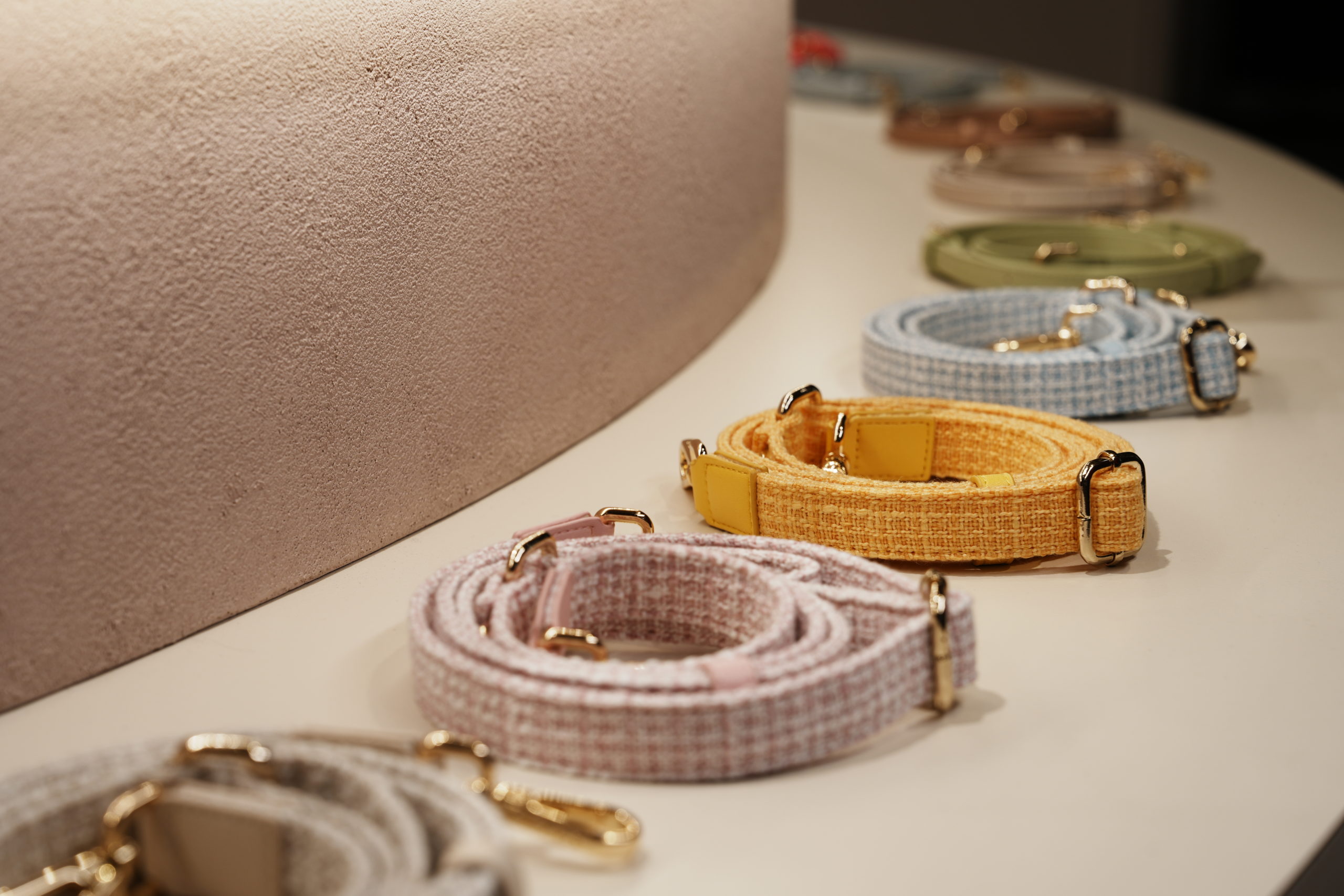 就是愛耍「廢」！時尚品牌S’AIME推出全台首個小廢包品牌S’AIME MINI  多款熱銷商品集體縮小裝可愛 整面小廢包牆完美女生們的耍廢宇宙！