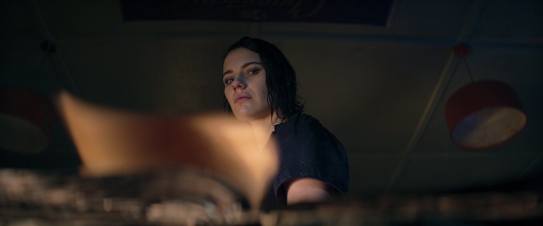 剝頭皮、削腿太驚悚！《鬼玩人：復活》獲 96% 高分評價，觀眾直呼：「誰敢不遮眼看完？」