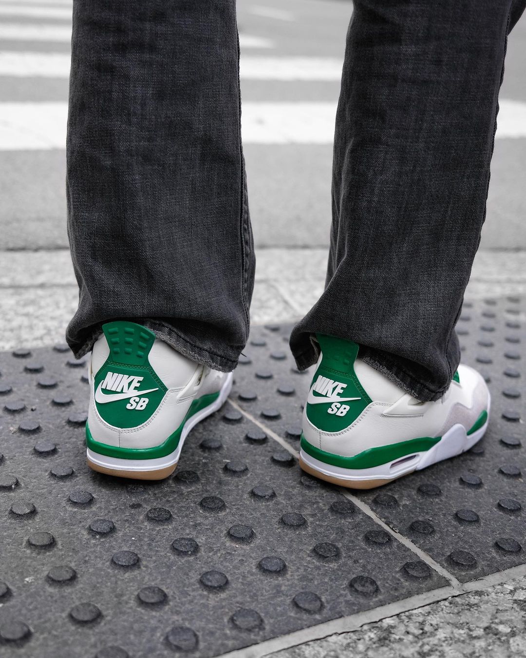 色有不同、各有千秋！消息稱 Nike SB x Air Jordan 4「藍色版本」今年襲來