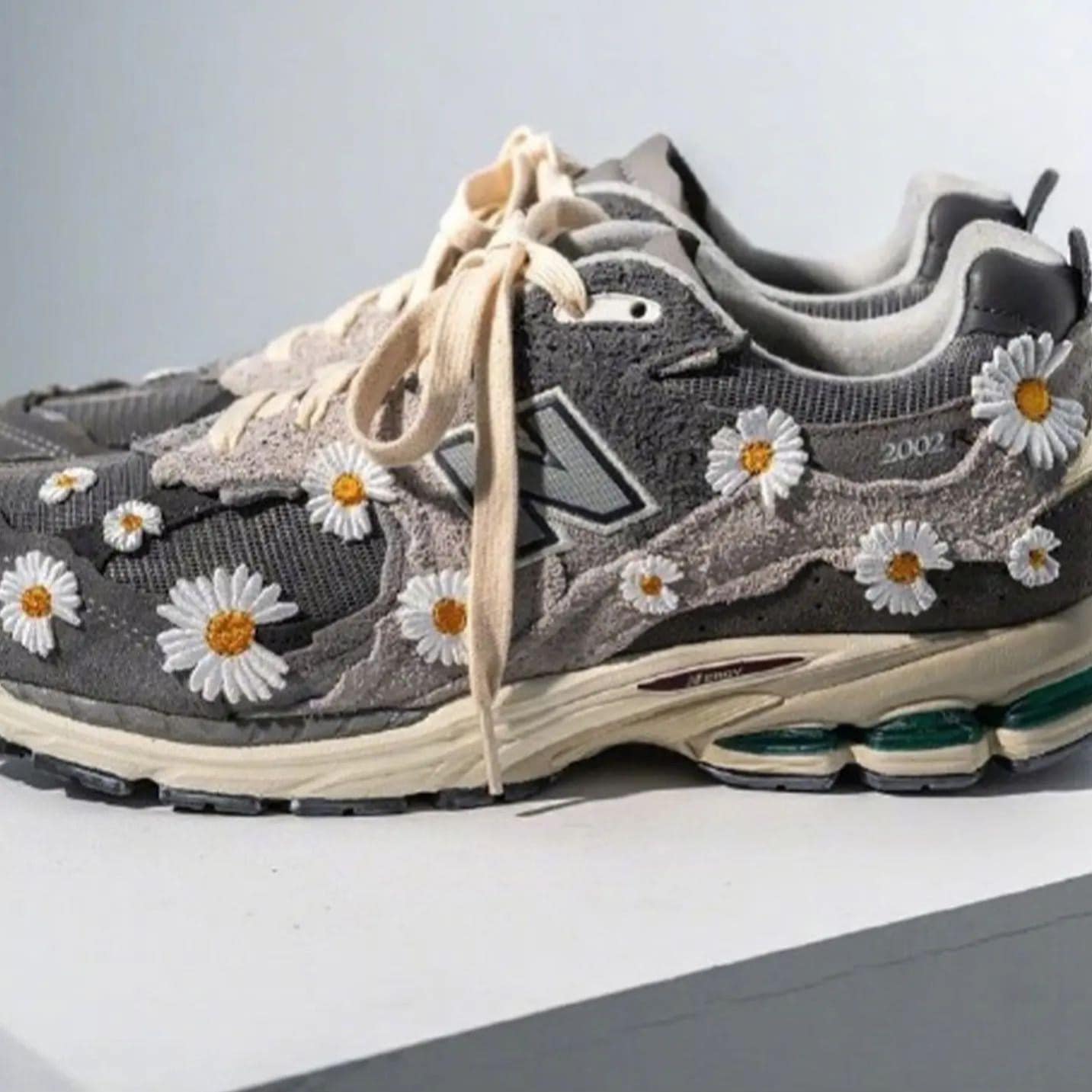 抓到了！帥到讓 GD 忍不住上腳的「分趾小雛菊」 NEW BALANCE 2002R 竟來自台灣 ！