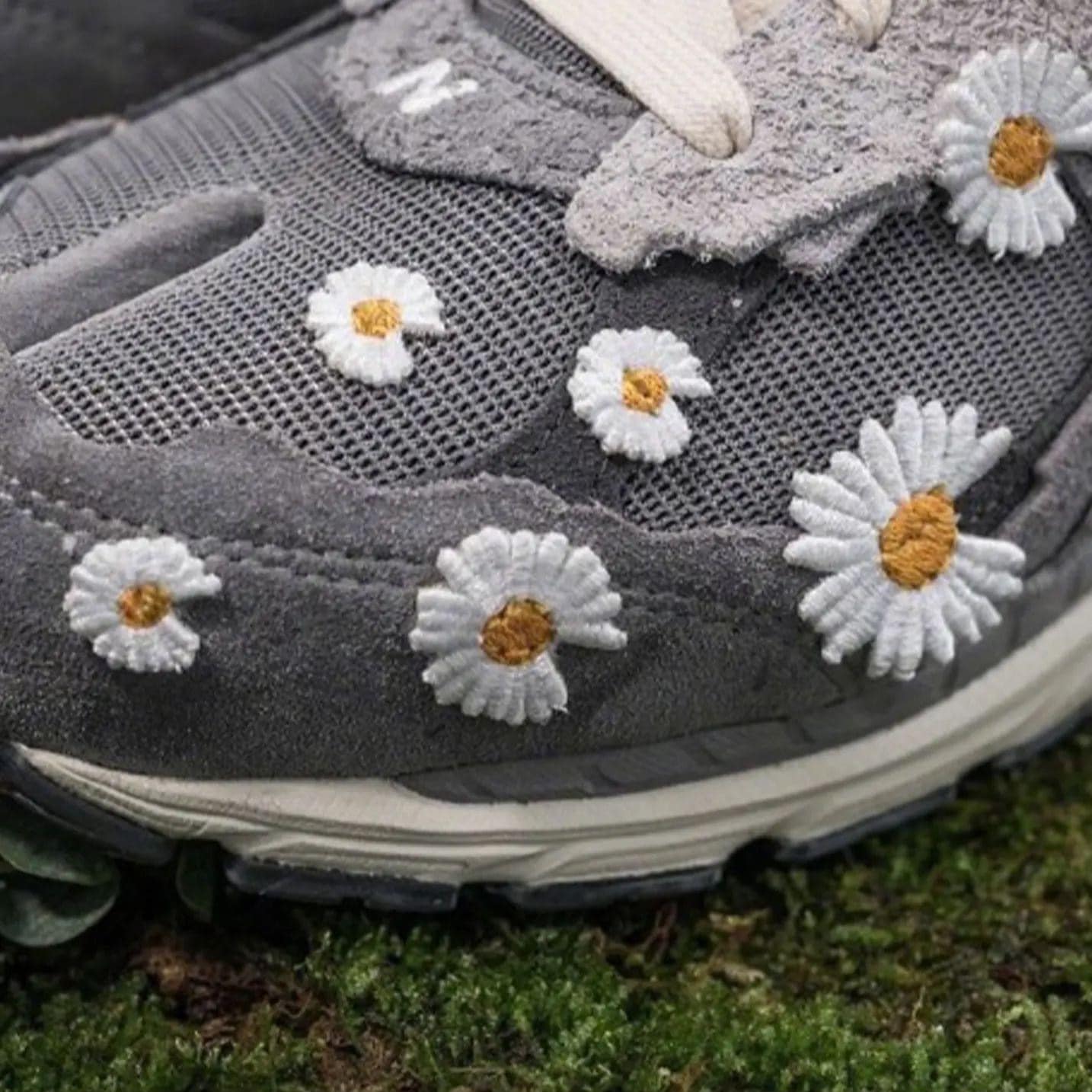 抓到了！帥到讓 GD 忍不住上腳的「分趾小雛菊」 NEW BALANCE 2002R 竟來自台灣 ！