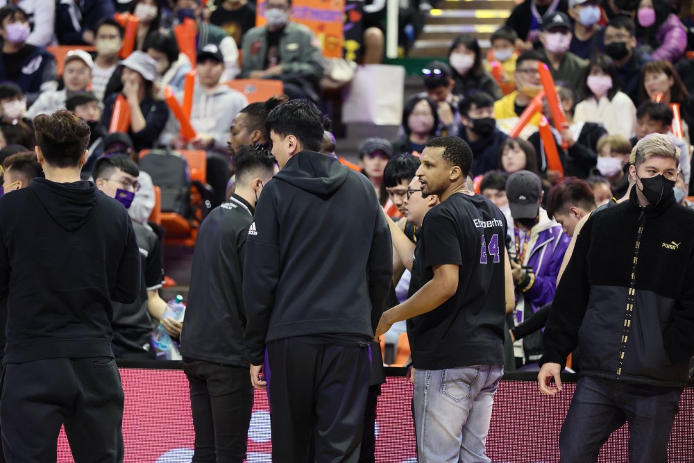 恐再看不到魔獸出賽？Dwight Howard 膝蓋不適缺席獵鷹之戰，雲豹季後賽關鍵一戰拉警報！