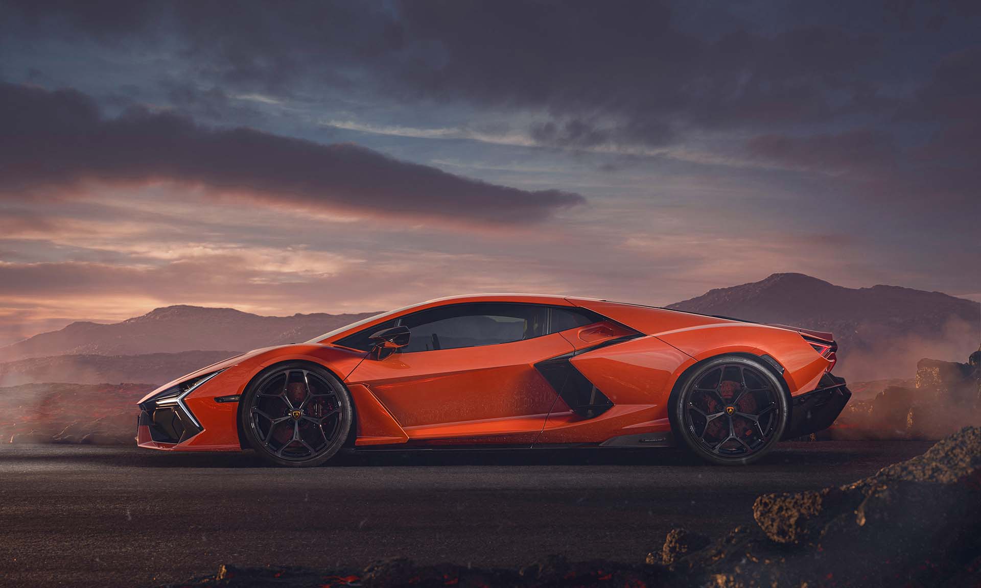 懂吃草的千匹猛牛！Lamborghini 新世代大牛 Revuelto 正式發表！