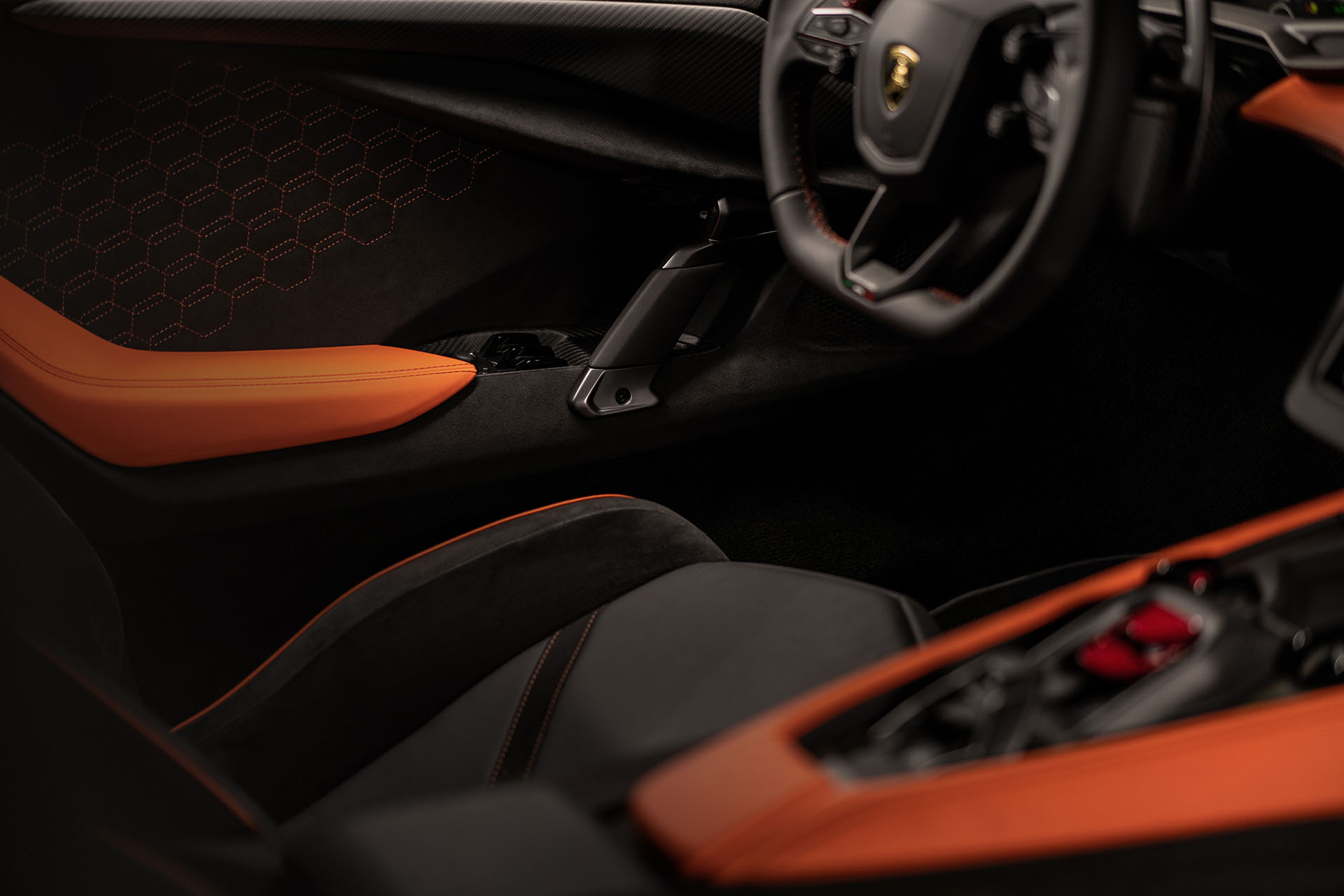 懂吃草的千匹猛牛！Lamborghini 新世代大牛 Revuelto 正式發表！