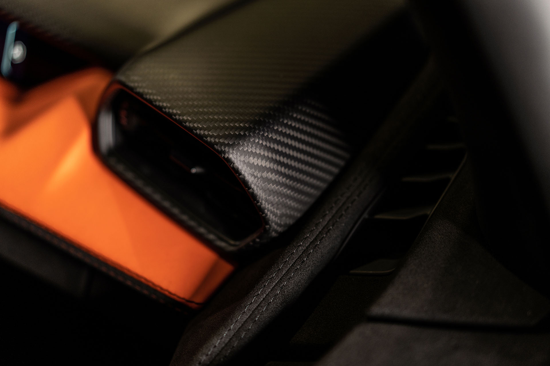 懂吃草的千匹猛牛！Lamborghini 新世代大牛 Revuelto 正式發表！