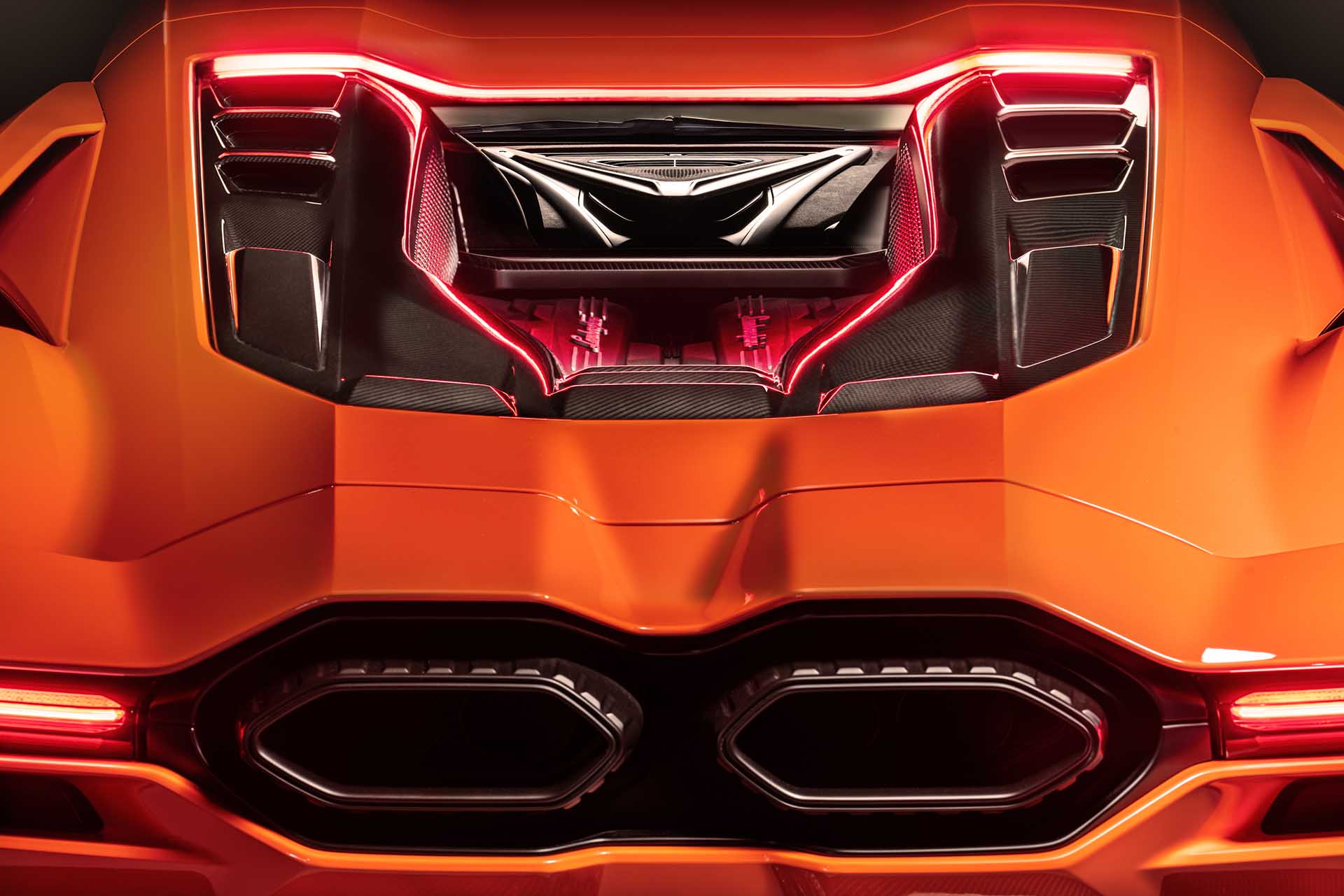 懂吃草的千匹猛牛！Lamborghini 新世代大牛 Revuelto 正式發表！