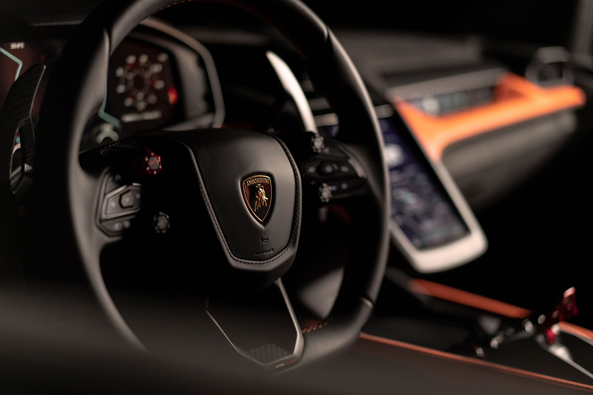 懂吃草的千匹猛牛！Lamborghini 新世代大牛 Revuelto 正式發表！