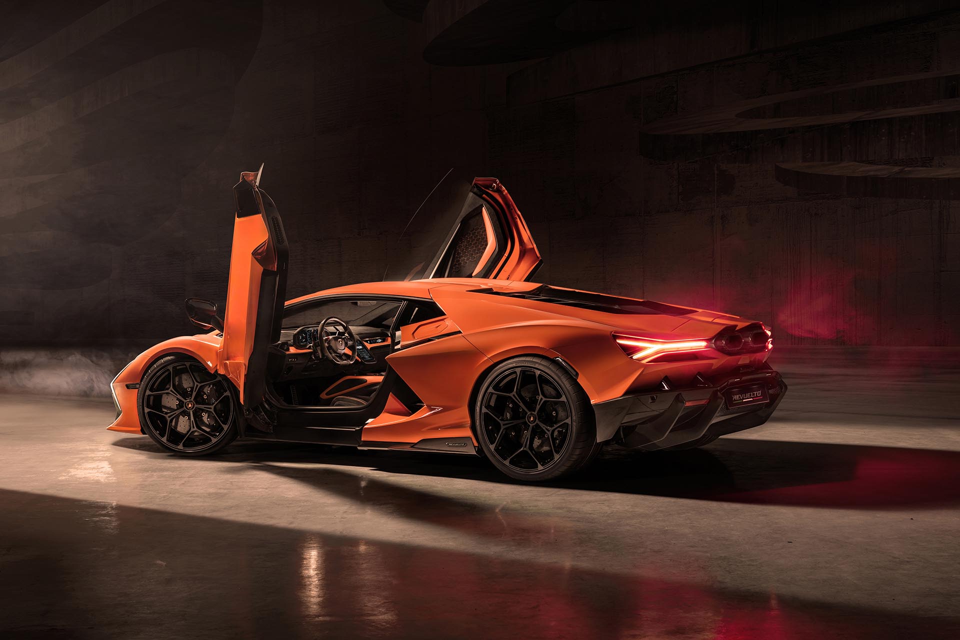 懂吃草的千匹猛牛！Lamborghini 新世代大牛 Revuelto 正式發表！